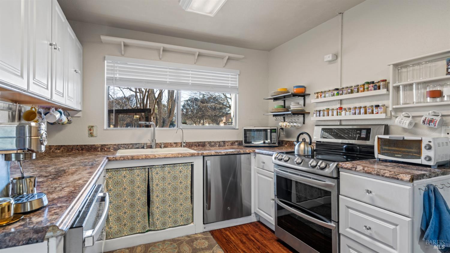 Detail Gallery Image 8 of 24 For 113 Christine Dr, Vacaville,  CA 95687 - 3 Beds | 2 Baths