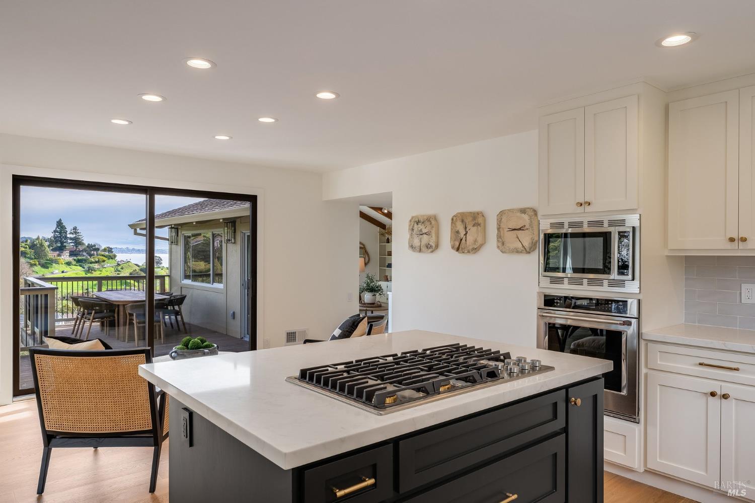 Detail Gallery Image 17 of 92 For 58 Lower North Ter, Tiburon,  CA 94920 - 5 Beds | 3/1 Baths