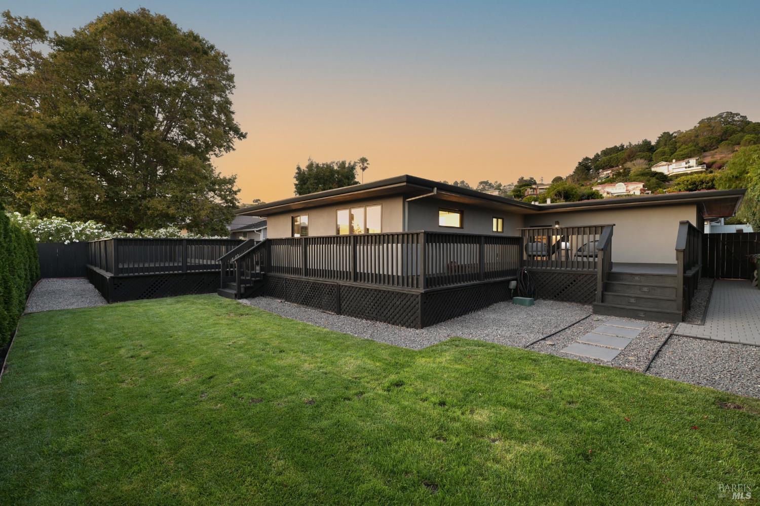 Detail Gallery Image 39 of 45 For 696 Hawthorne Dr, Tiburon,  CA 94920 - 3 Beds | 2 Baths