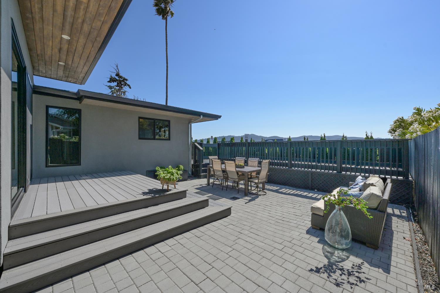 Detail Gallery Image 32 of 45 For 696 Hawthorne Dr, Tiburon,  CA 94920 - 3 Beds | 2 Baths
