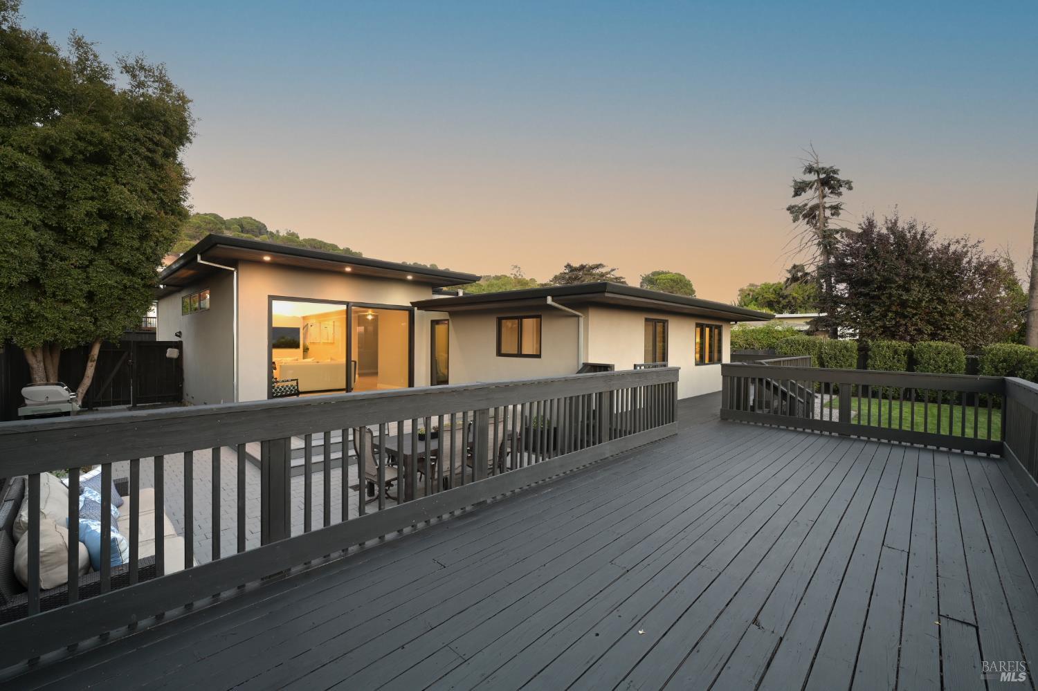 Detail Gallery Image 36 of 45 For 696 Hawthorne Dr, Tiburon,  CA 94920 - 3 Beds | 2 Baths