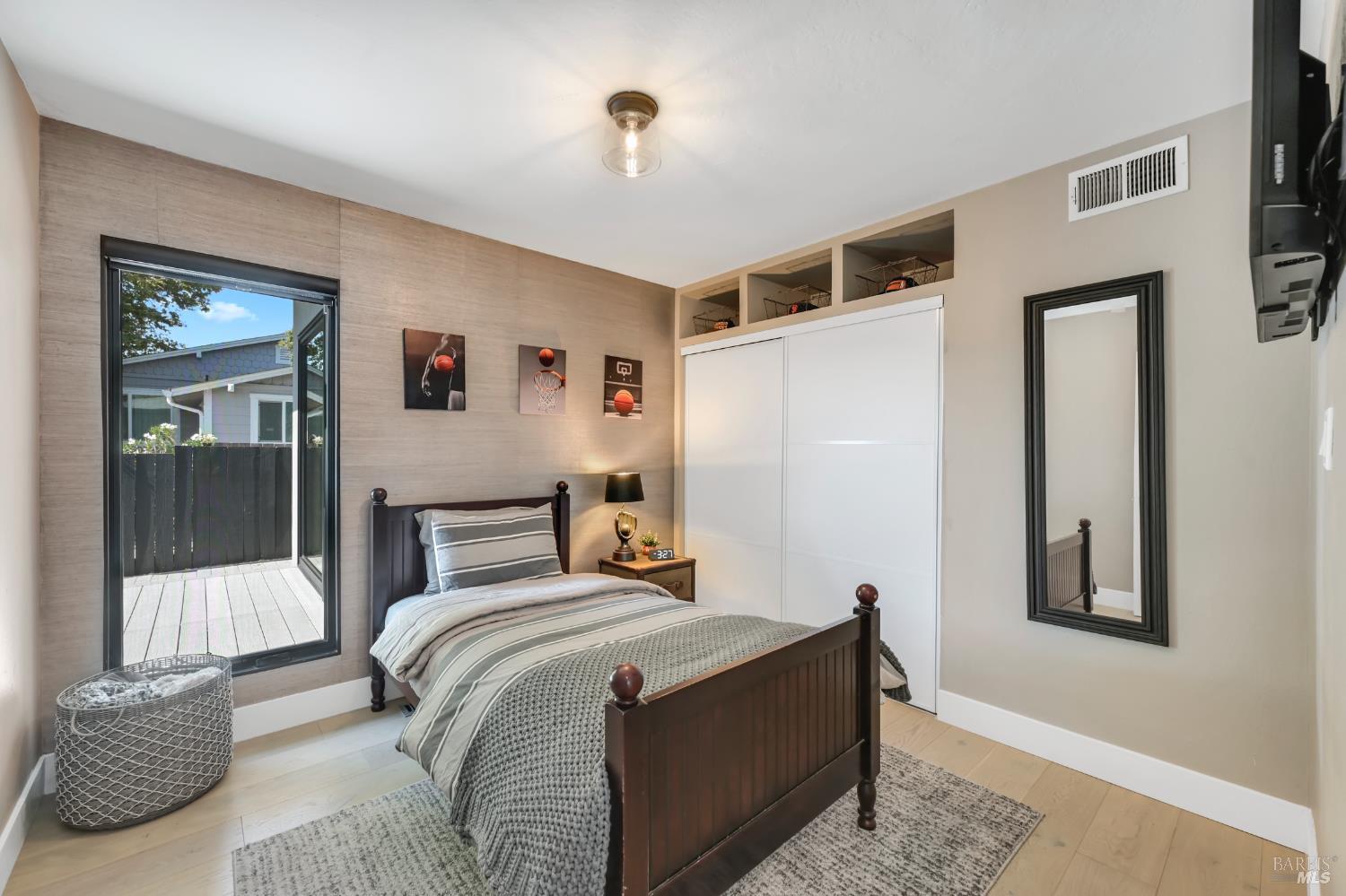 Detail Gallery Image 28 of 45 For 696 Hawthorne Dr, Tiburon,  CA 94920 - 3 Beds | 2 Baths