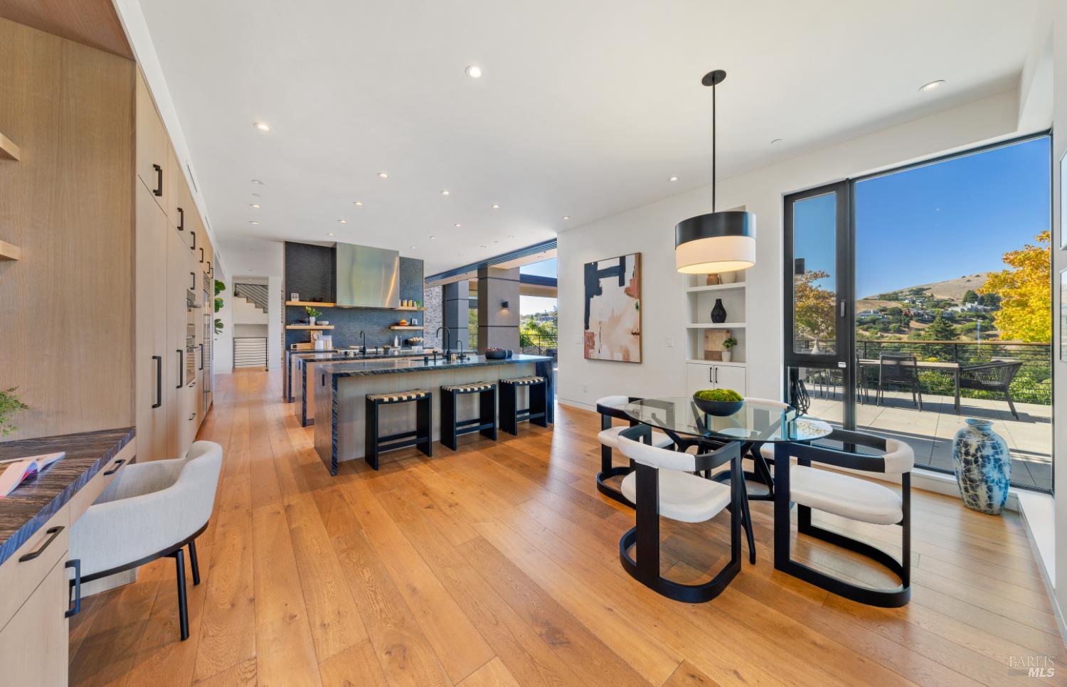 Detail Gallery Image 23 of 76 For 3 Trestle Glen Cir, Tiburon,  CA 94920 - 6 Beds | 6/2 Baths