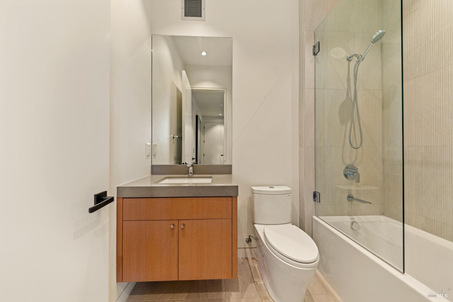 Detail Gallery Image 52 of 76 For 3 Trestle Glen Cir, Tiburon,  CA 94920 - 6 Beds | 6/2 Baths