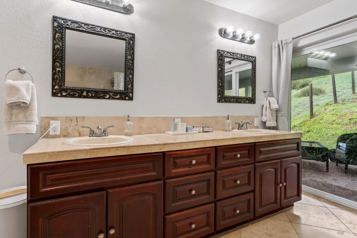 Detail Gallery Image 11 of 54 For 17437 Greenridge Rd, Hidden Valley Lake,  CA 95467 - 4 Beds | 4 Baths