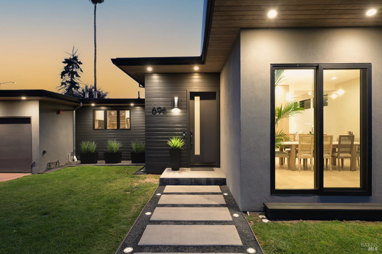 Detail Gallery Image 2 of 45 For 696 Hawthorne Dr, Tiburon,  CA 94920 - 3 Beds | 2 Baths