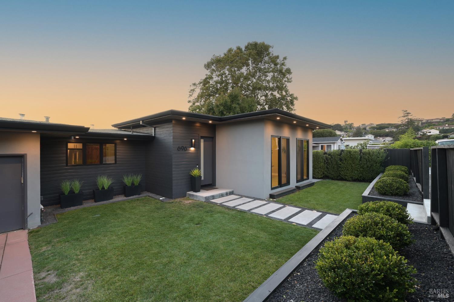 Detail Gallery Image 7 of 45 For 696 Hawthorne Dr, Tiburon,  CA 94920 - 3 Beds | 2 Baths