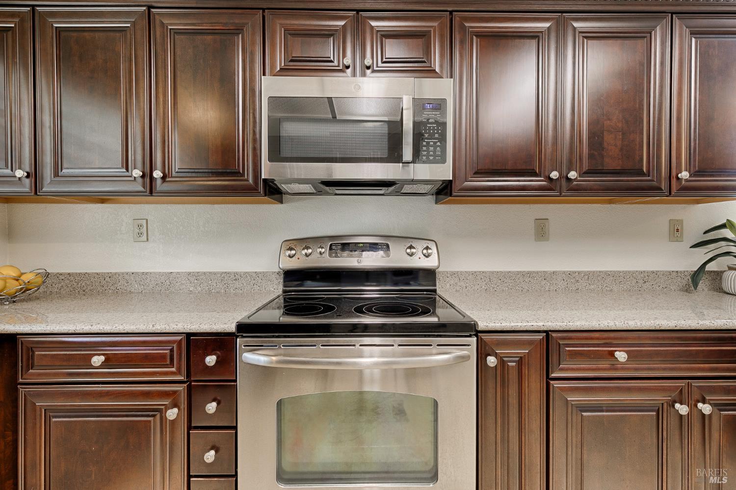 Detail Gallery Image 8 of 22 For 5984 Stone Bridge Rd, Santa Rosa,  CA 95409 - 3 Beds | 2/1 Baths