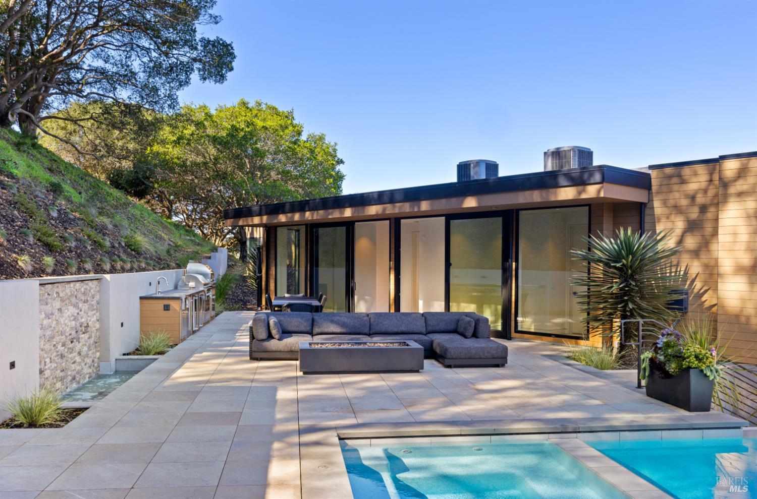 Detail Gallery Image 65 of 76 For 3 Trestle Glen Cir, Tiburon,  CA 94920 - 6 Beds | 6/2 Baths