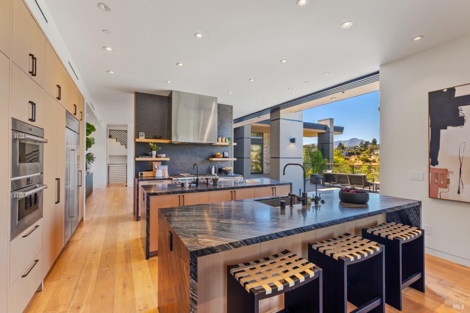 Detail Gallery Image 6 of 76 For 3 Trestle Glen Cir, Tiburon,  CA 94920 - 6 Beds | 6/2 Baths