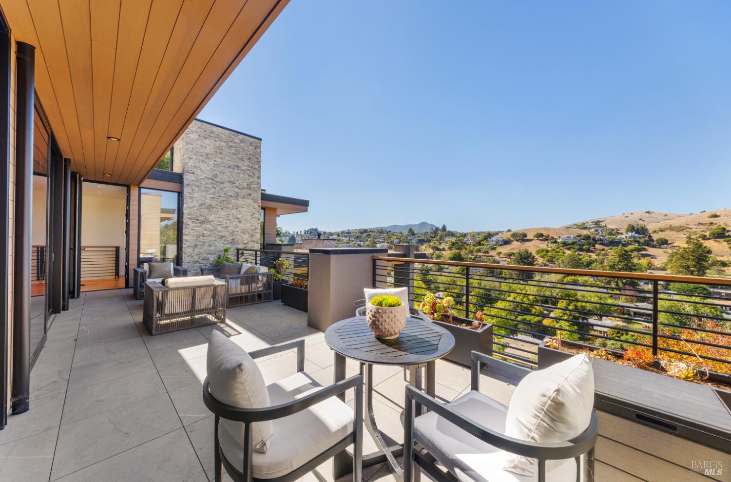 Detail Gallery Image 7 of 76 For 3 Trestle Glen Cir, Tiburon,  CA 94920 - 6 Beds | 6/2 Baths