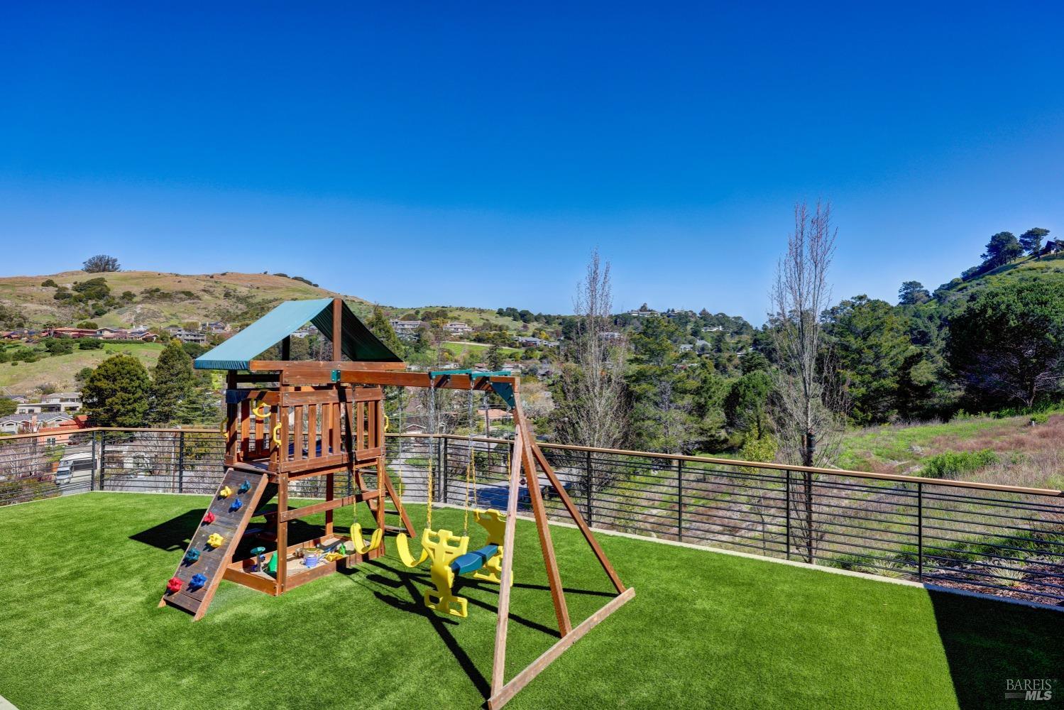 Detail Gallery Image 59 of 76 For 3 Trestle Glen Cir, Tiburon,  CA 94920 - 6 Beds | 6/2 Baths