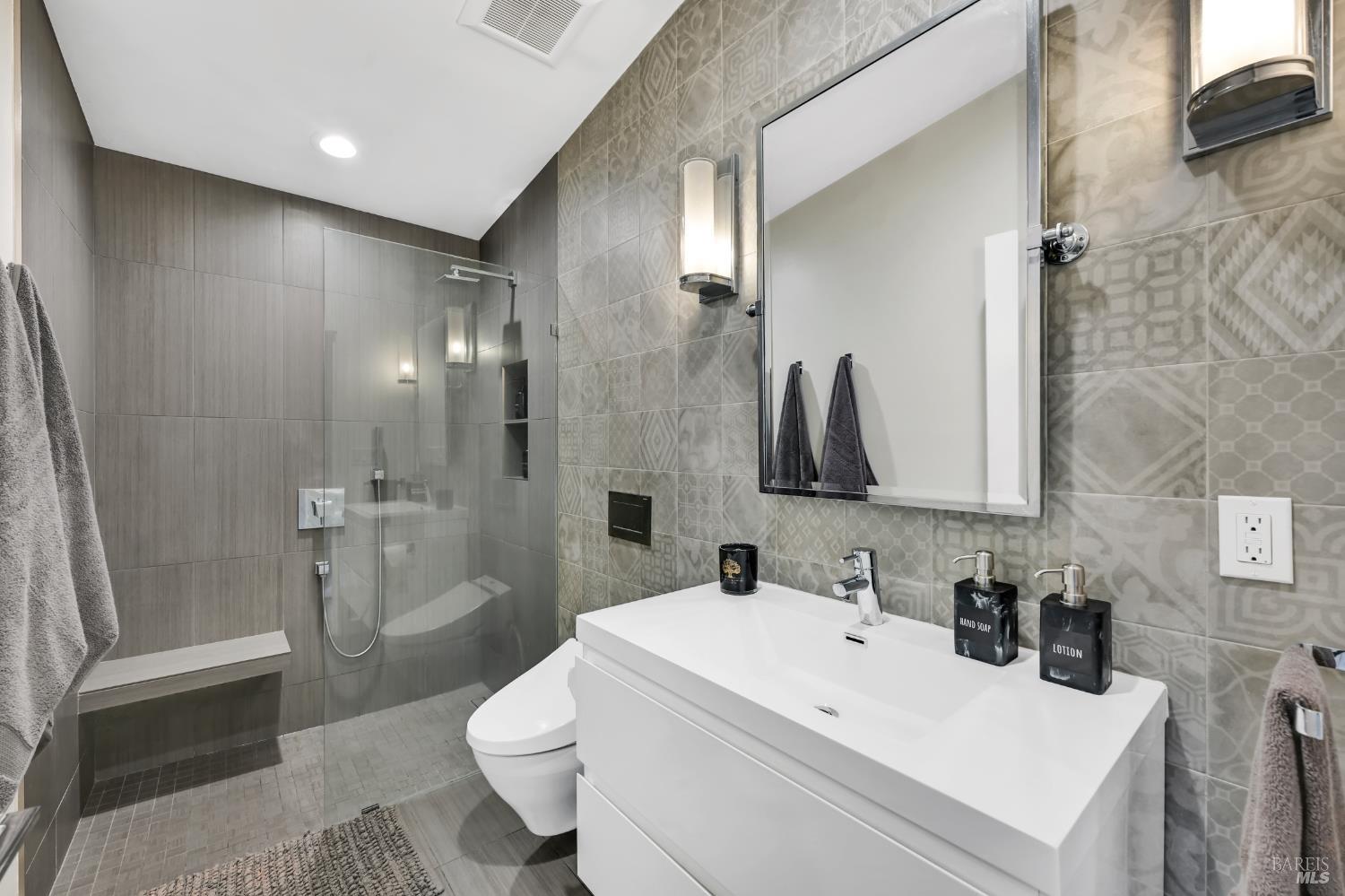 Detail Gallery Image 27 of 45 For 696 Hawthorne Dr, Tiburon,  CA 94920 - 3 Beds | 2 Baths