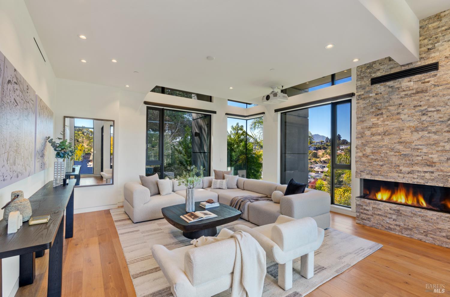 Detail Gallery Image 3 of 76 For 3 Trestle Glen Cir, Tiburon,  CA 94920 - 6 Beds | 6/2 Baths