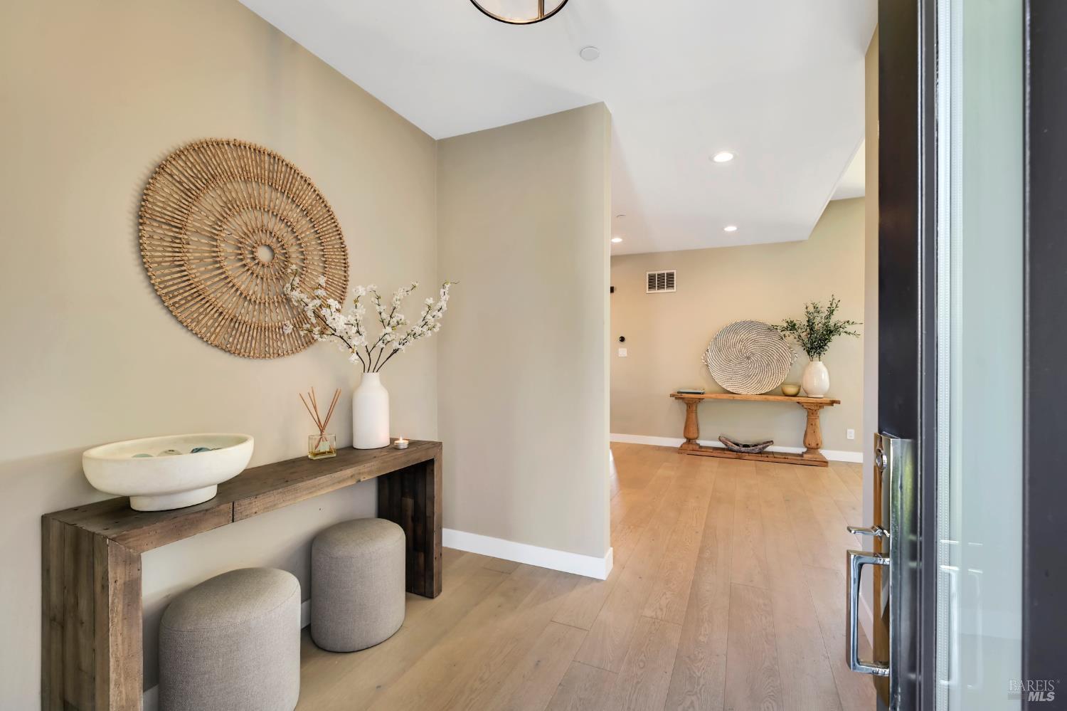 Detail Gallery Image 9 of 45 For 696 Hawthorne Dr, Tiburon,  CA 94920 - 3 Beds | 2 Baths