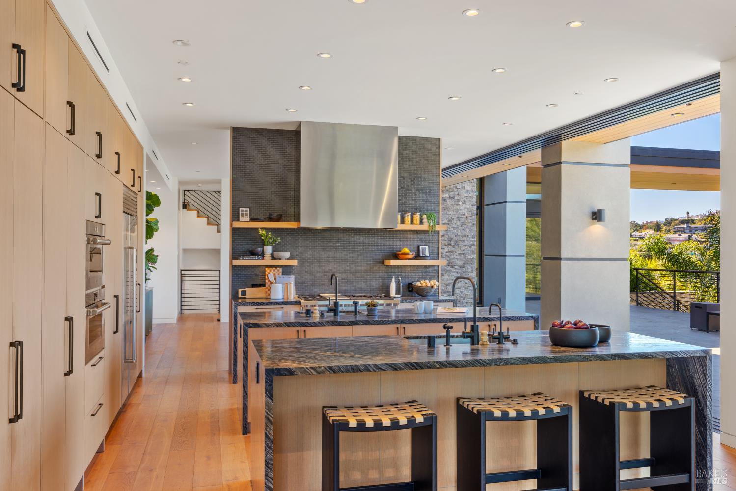 Detail Gallery Image 22 of 76 For 3 Trestle Glen Cir, Tiburon,  CA 94920 - 6 Beds | 6/2 Baths