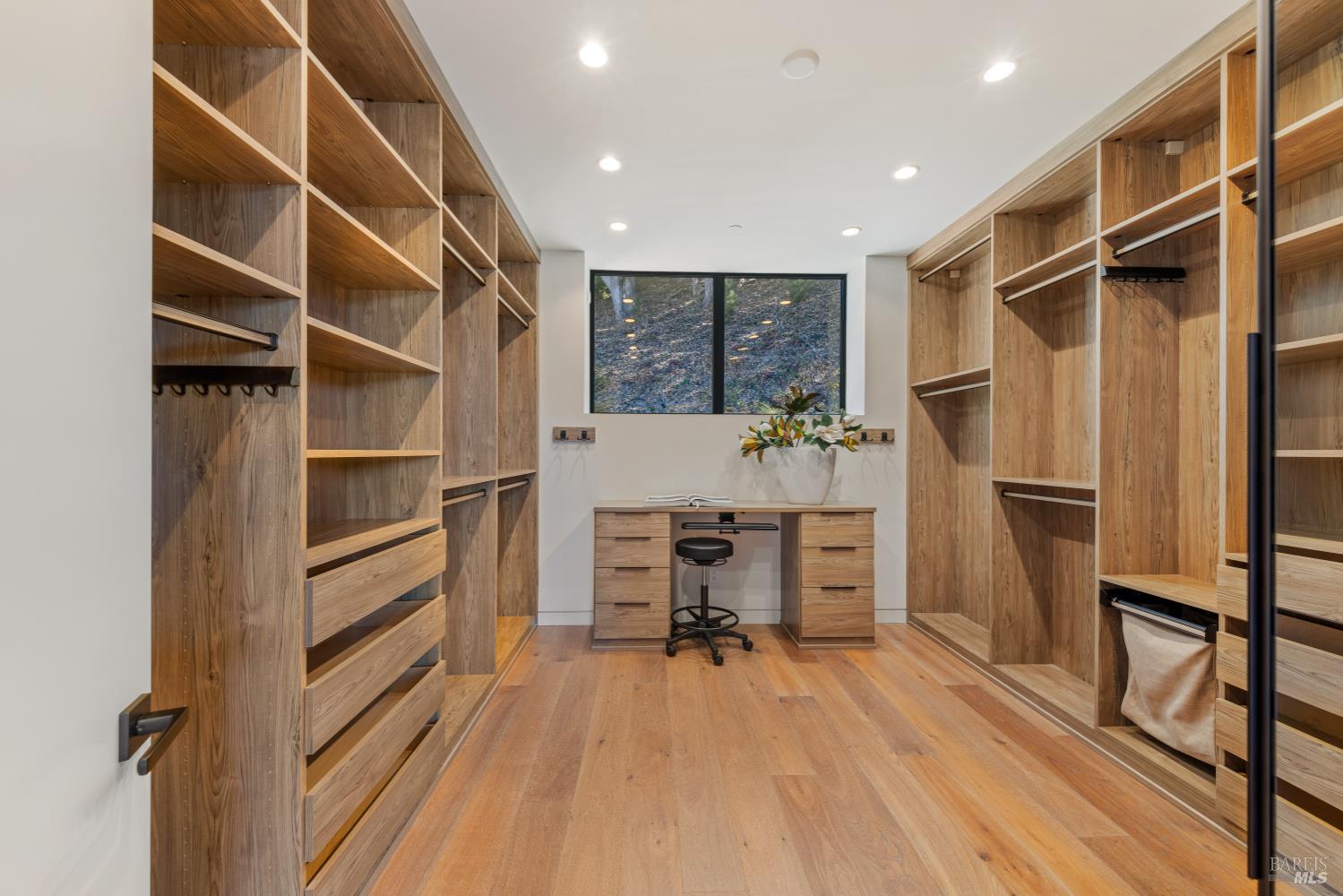 Detail Gallery Image 36 of 76 For 3 Trestle Glen Cir, Tiburon,  CA 94920 - 6 Beds | 6/2 Baths