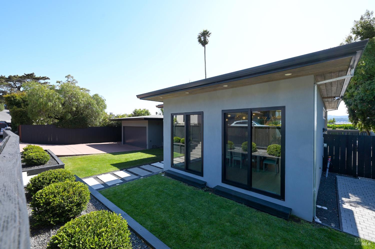 Detail Gallery Image 8 of 45 For 696 Hawthorne Dr, Tiburon,  CA 94920 - 3 Beds | 2 Baths