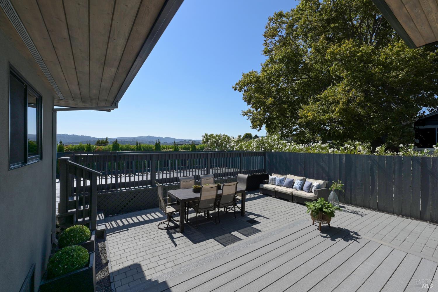 Detail Gallery Image 31 of 45 For 696 Hawthorne Dr, Tiburon,  CA 94920 - 3 Beds | 2 Baths
