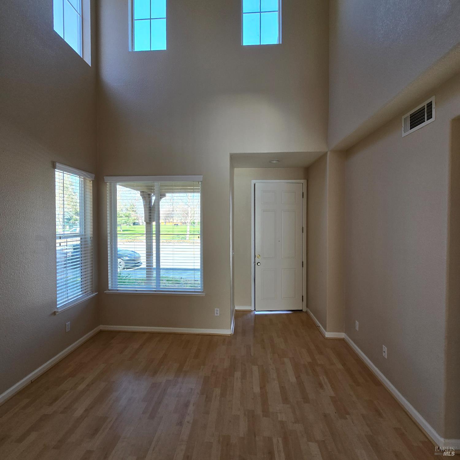 Detail Gallery Image 2 of 7 For 1311 Valley Glen Dr, Dixon,  CA 95620 - 3 Beds | 3 Baths