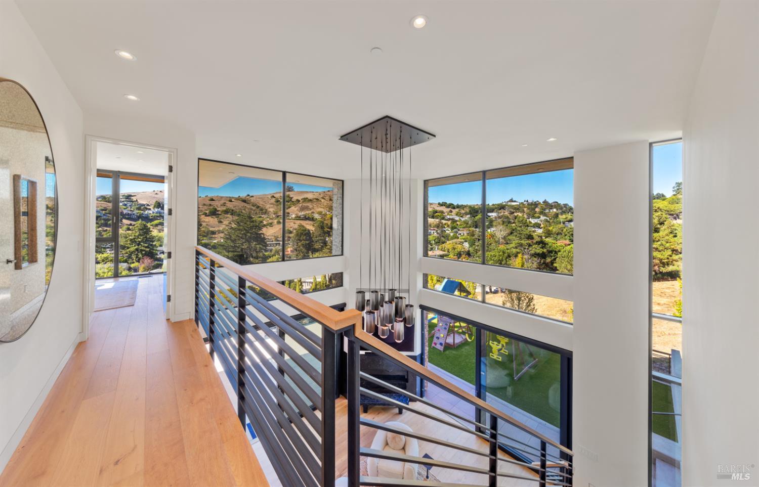 Detail Gallery Image 30 of 76 For 3 Trestle Glen Cir, Tiburon,  CA 94920 - 6 Beds | 6/2 Baths