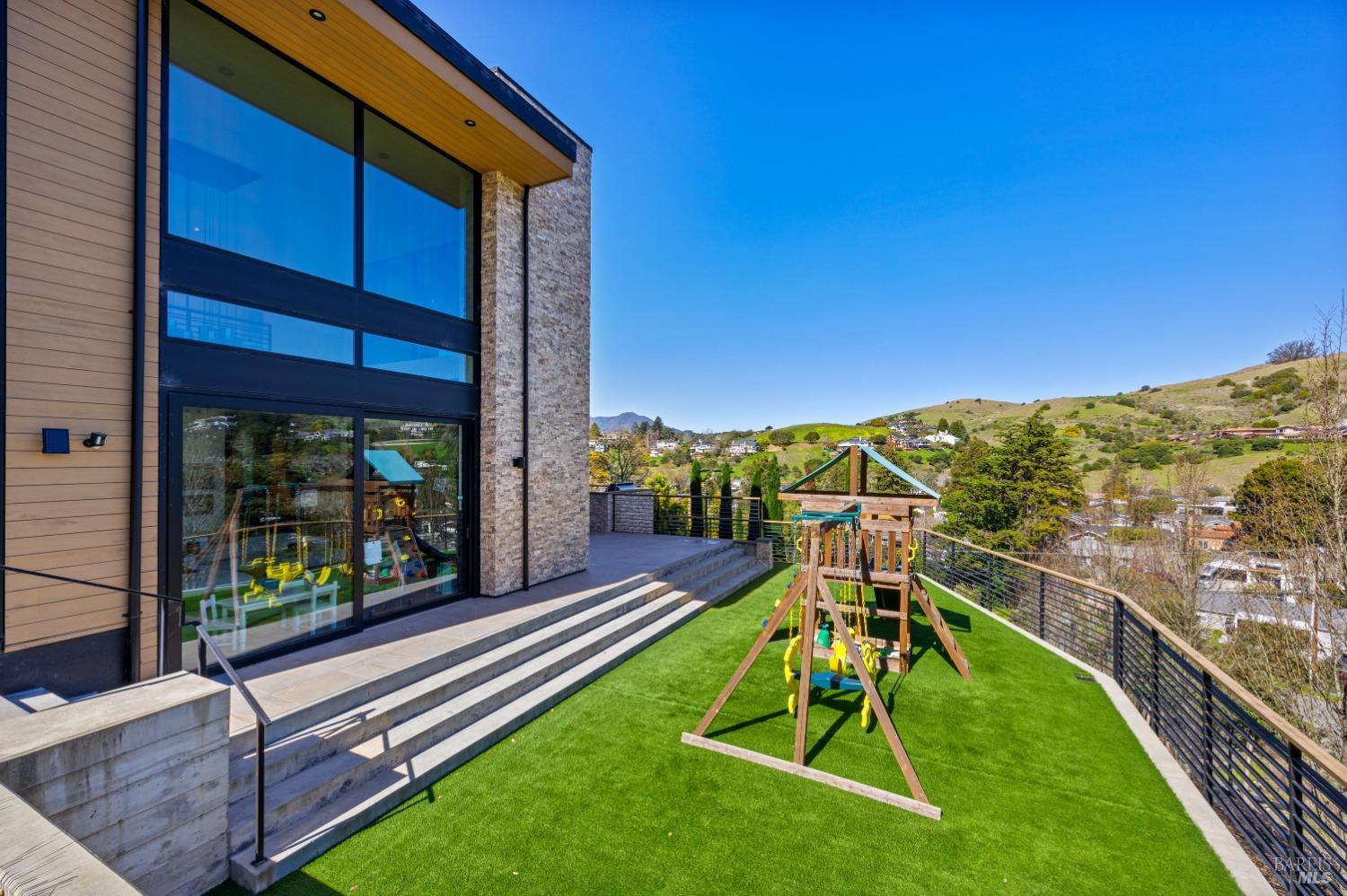 Detail Gallery Image 60 of 76 For 3 Trestle Glen Cir, Tiburon,  CA 94920 - 6 Beds | 6/2 Baths