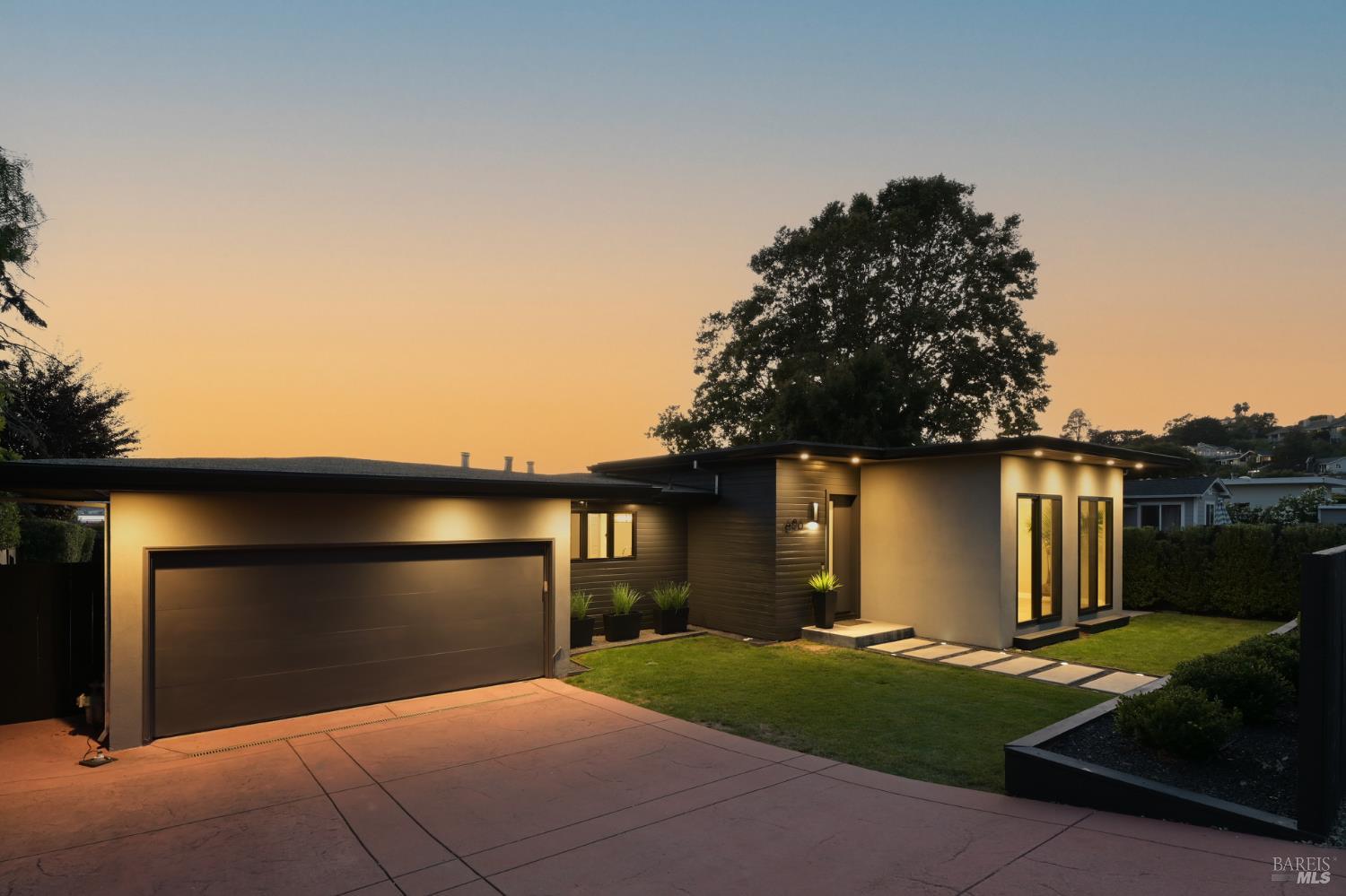 Detail Gallery Image 5 of 45 For 696 Hawthorne Dr, Tiburon,  CA 94920 - 3 Beds | 2 Baths