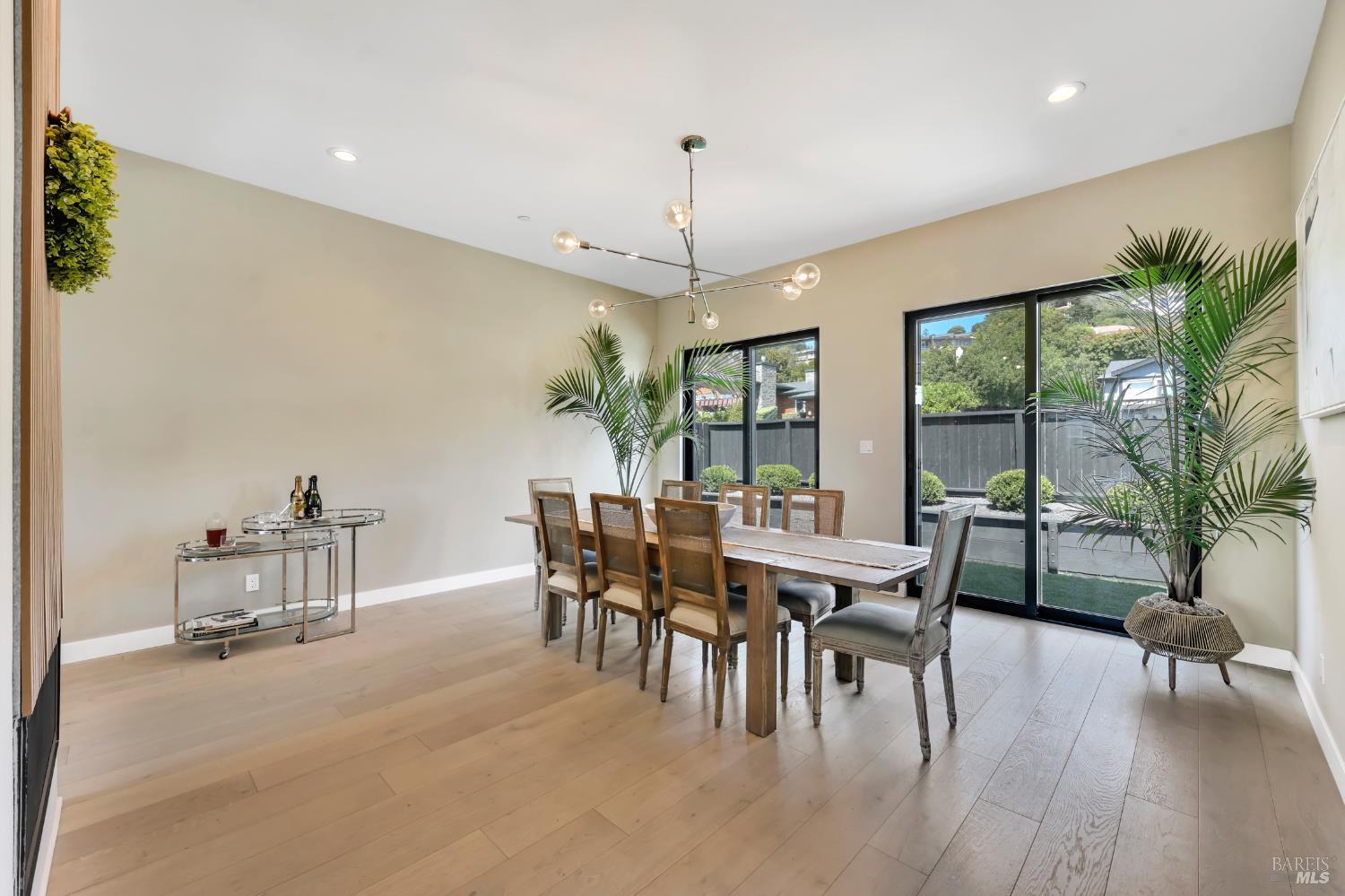 Detail Gallery Image 13 of 45 For 696 Hawthorne Dr, Tiburon,  CA 94920 - 3 Beds | 2 Baths