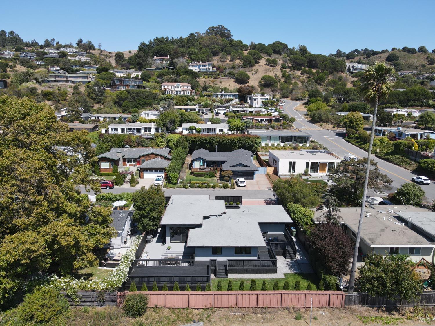 Detail Gallery Image 43 of 45 For 696 Hawthorne Dr, Tiburon,  CA 94920 - 3 Beds | 2 Baths