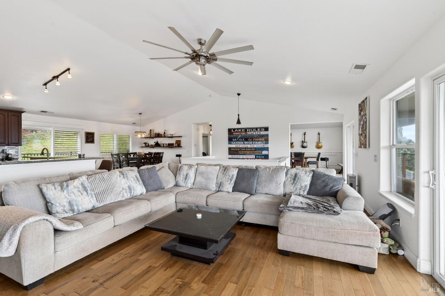 Detail Gallery Image 22 of 54 For 17437 Greenridge Rd, Hidden Valley Lake,  CA 95467 - 4 Beds | 4 Baths