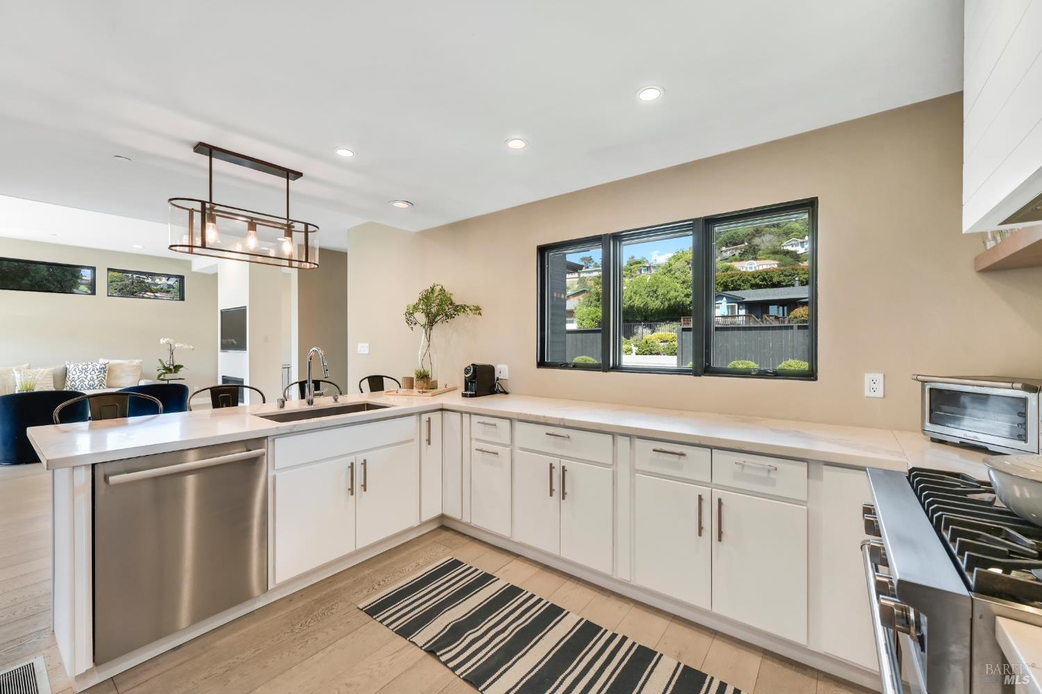 Detail Gallery Image 21 of 45 For 696 Hawthorne Dr, Tiburon,  CA 94920 - 3 Beds | 2 Baths