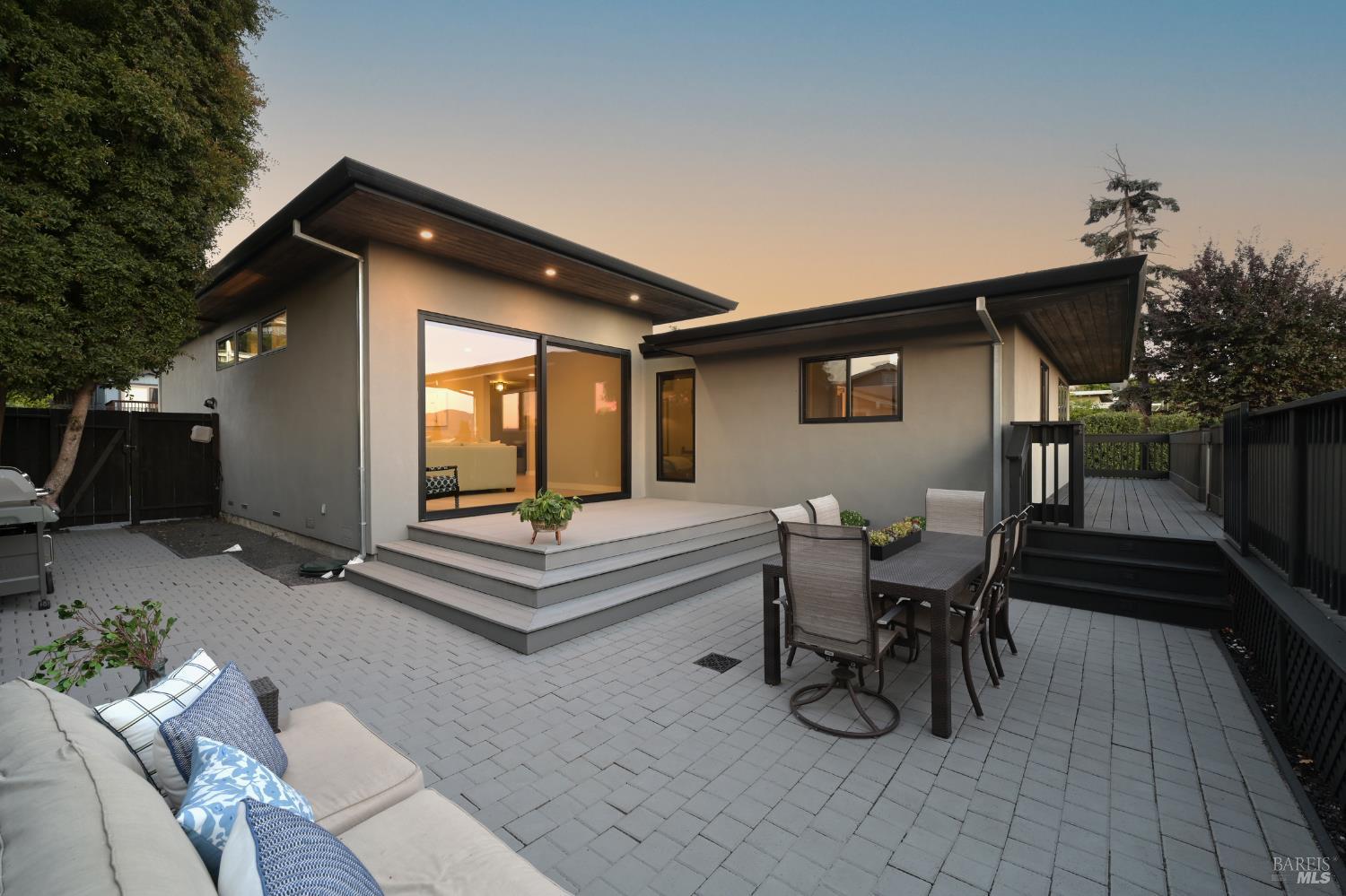 Detail Gallery Image 35 of 45 For 696 Hawthorne Dr, Tiburon,  CA 94920 - 3 Beds | 2 Baths