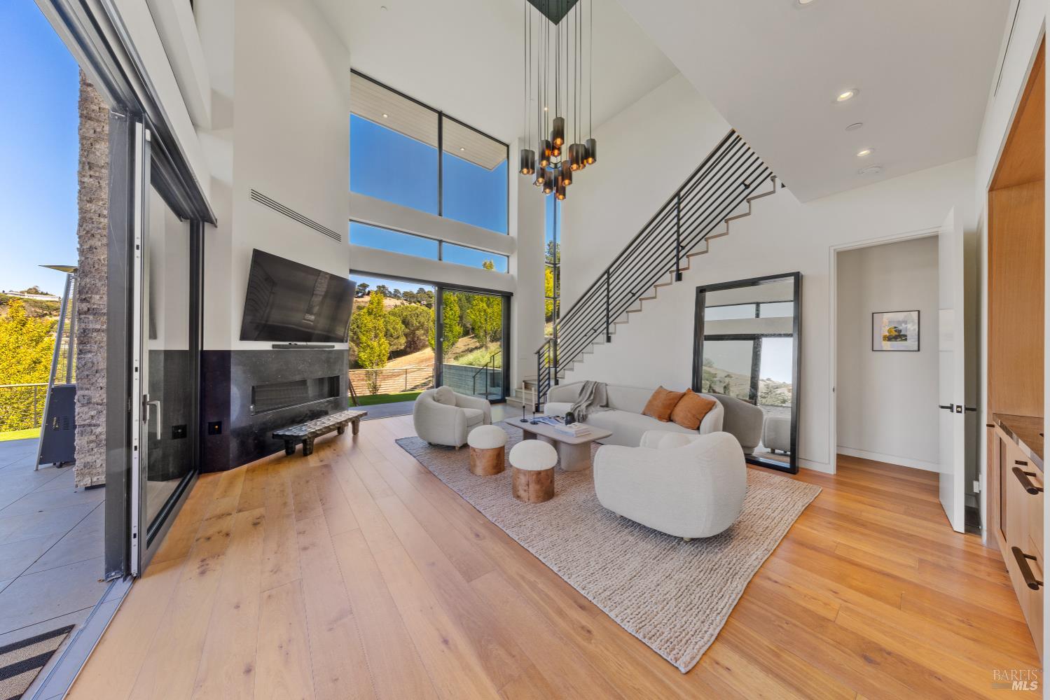 Detail Gallery Image 5 of 76 For 3 Trestle Glen Cir, Tiburon,  CA 94920 - 6 Beds | 6/2 Baths