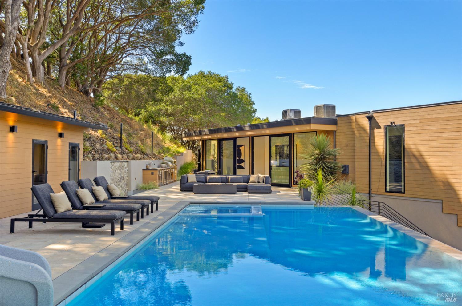 Detail Gallery Image 2 of 76 For 3 Trestle Glen Cir, Tiburon,  CA 94920 - 6 Beds | 6/2 Baths