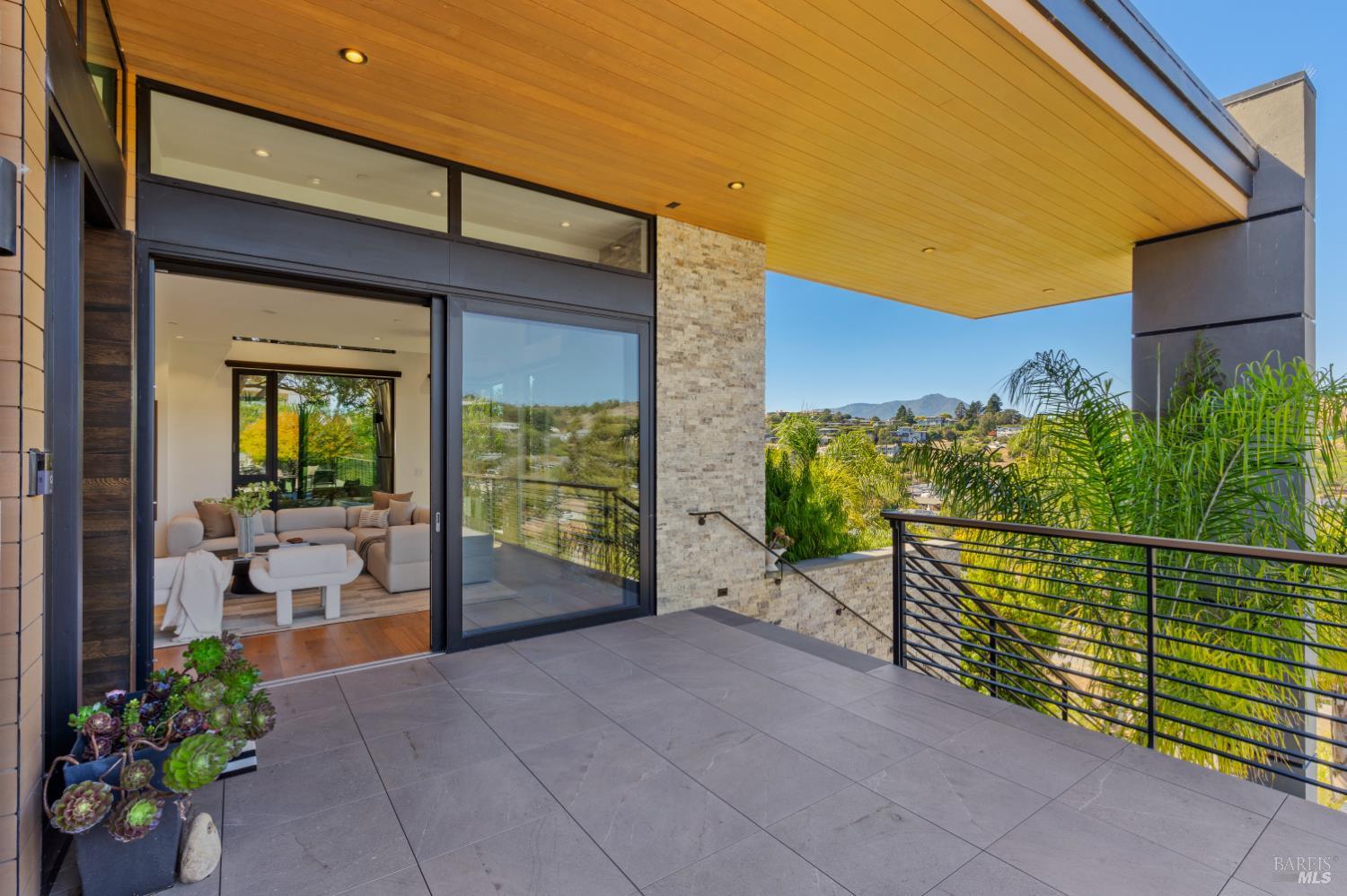 Detail Gallery Image 11 of 76 For 3 Trestle Glen Cir, Tiburon,  CA 94920 - 6 Beds | 6/2 Baths