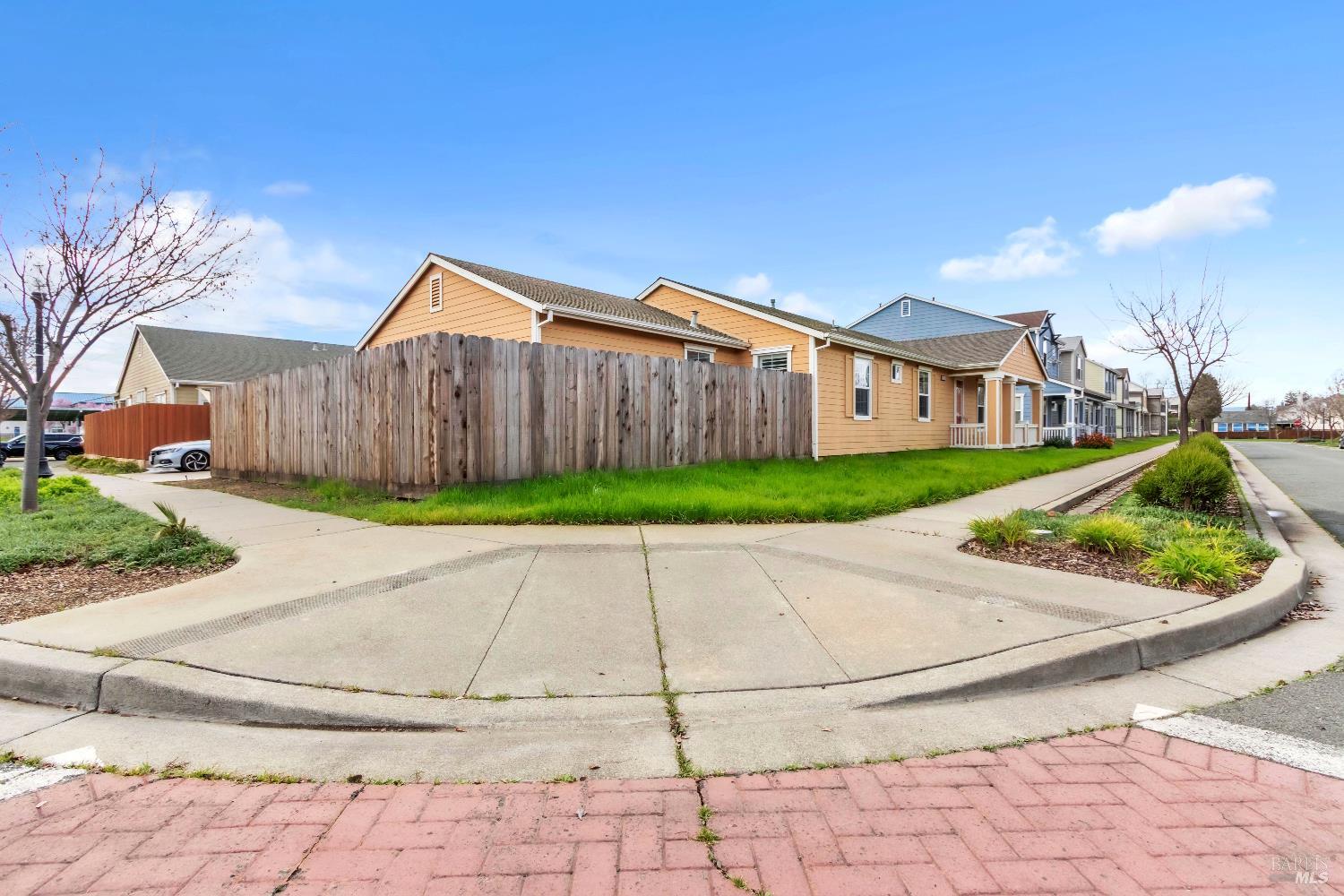 Detail Gallery Image 4 of 32 For 927 Freedom Dr, Suisun City,  CA 94585 - 3 Beds | 2 Baths