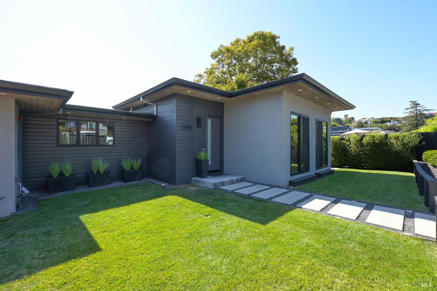 Detail Gallery Image 6 of 45 For 696 Hawthorne Dr, Tiburon,  CA 94920 - 3 Beds | 2 Baths