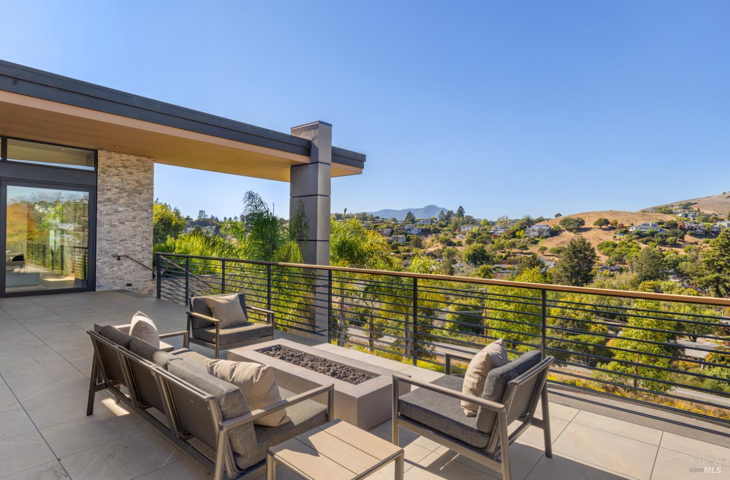 Detail Gallery Image 56 of 76 For 3 Trestle Glen Cir, Tiburon,  CA 94920 - 6 Beds | 6/2 Baths