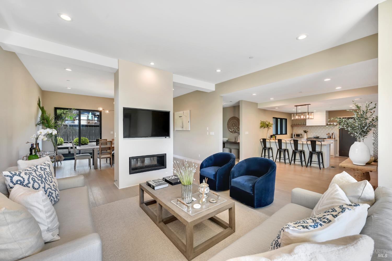 Detail Gallery Image 12 of 45 For 696 Hawthorne Dr, Tiburon,  CA 94920 - 3 Beds | 2 Baths