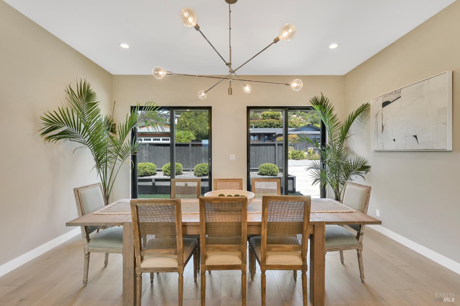 Detail Gallery Image 14 of 45 For 696 Hawthorne Dr, Tiburon,  CA 94920 - 3 Beds | 2 Baths