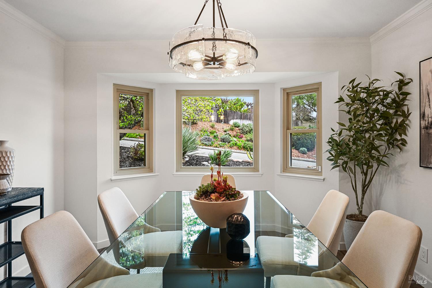 Detail Gallery Image 10 of 70 For 51 San Domingo Way, Novato,  CA 94945 - 4 Beds | 2/1 Baths