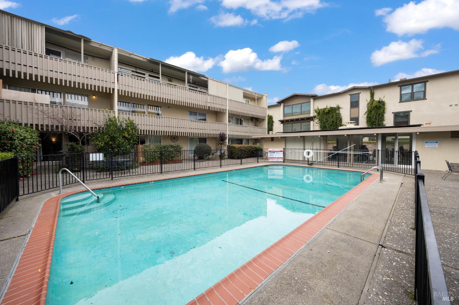 Detail Gallery Image 14 of 18 For 260 Merrydale Rd #14,  San Rafael,  CA 94903 - 2 Beds | 1 Baths