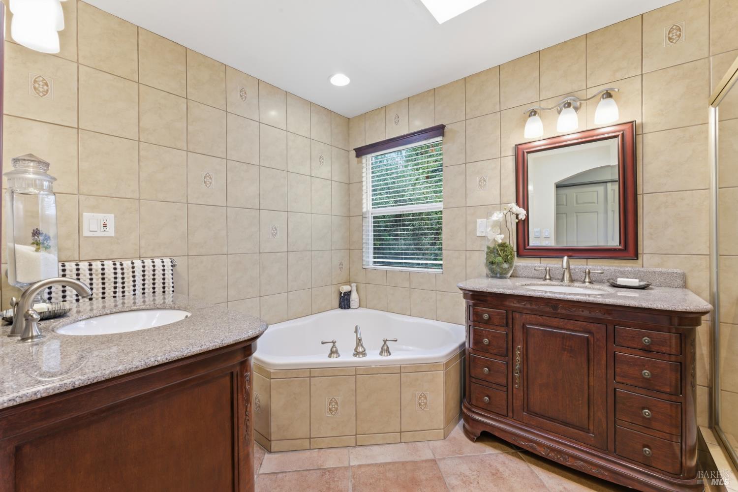 Detail Gallery Image 16 of 29 For 1491 Karen Dr, Benicia,  CA 94510 - 5 Beds | 3 Baths