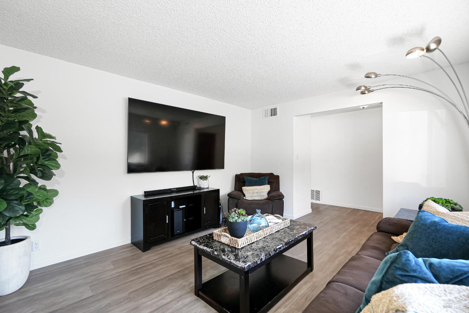 Detail Gallery Image 6 of 62 For 101 Panorama Dr, Benicia,  CA 94510 - 3 Beds | 1/1 Baths