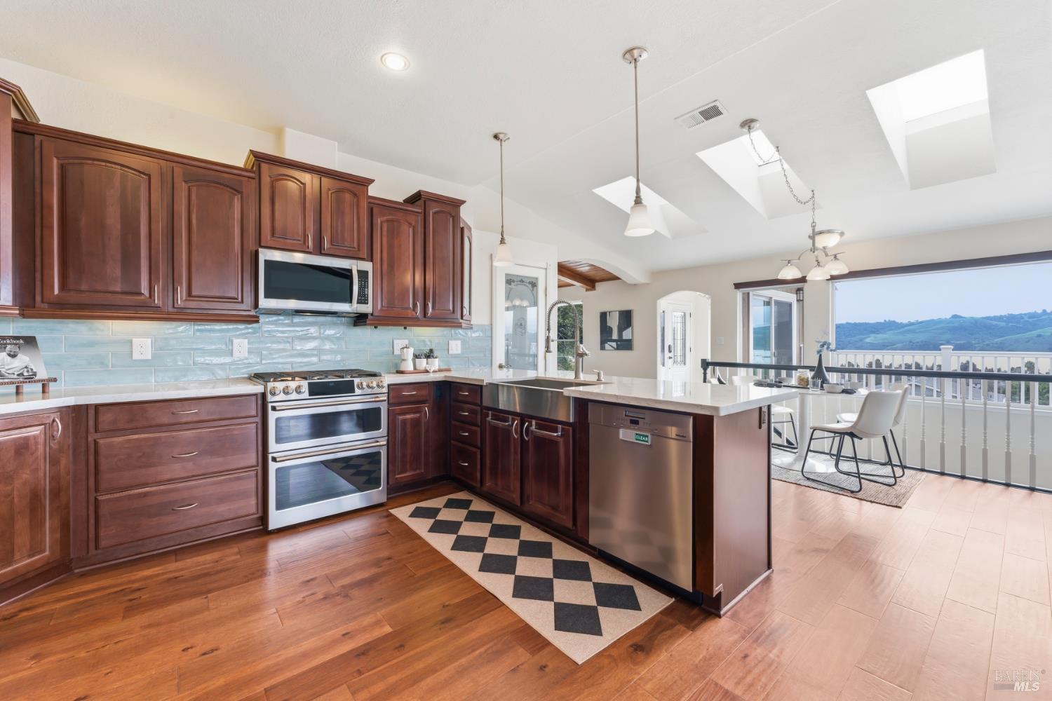 Detail Gallery Image 7 of 29 For 1491 Karen Dr, Benicia,  CA 94510 - 5 Beds | 3 Baths