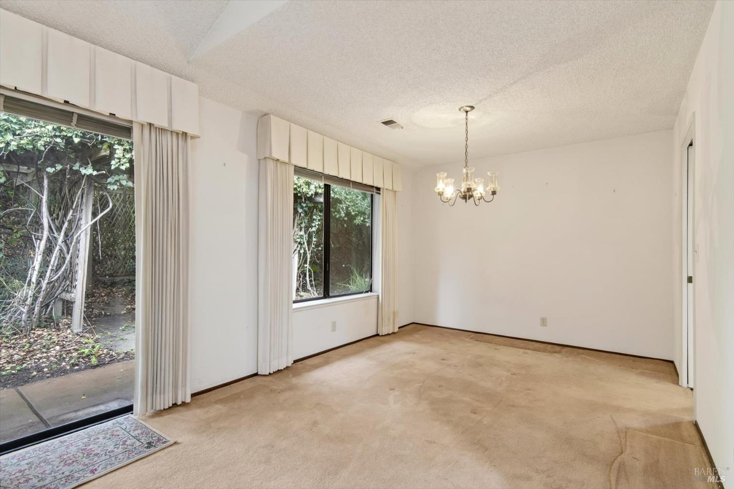 Detail Gallery Image 10 of 29 For 879 Oxford Way, Benicia,  CA 94510 - 4 Beds | 2 Baths