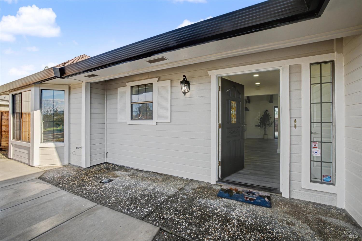 Detail Gallery Image 4 of 47 For 580 Yellowstone Dr, Vacaville,  CA 95687 - 3 Beds | 2/1 Baths