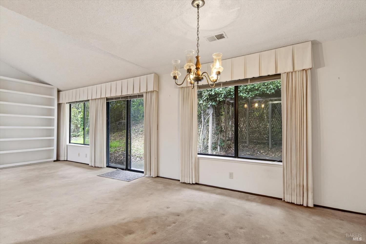 Detail Gallery Image 11 of 29 For 879 Oxford Way, Benicia,  CA 94510 - 4 Beds | 2 Baths