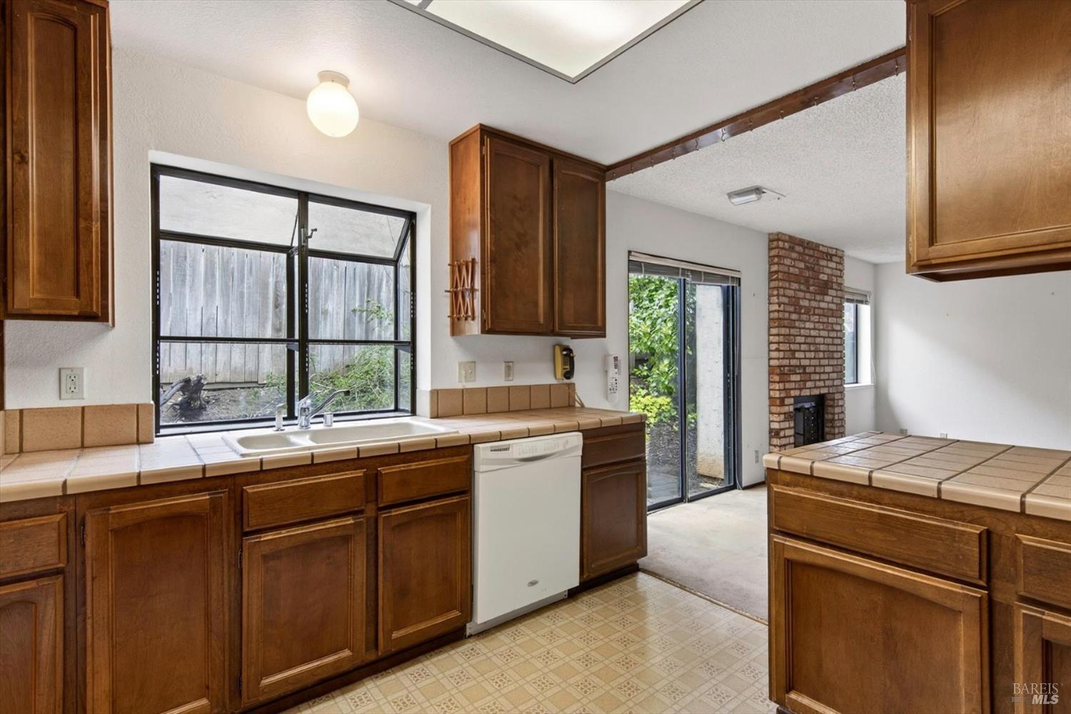 Detail Gallery Image 14 of 29 For 879 Oxford Way, Benicia,  CA 94510 - 4 Beds | 2 Baths