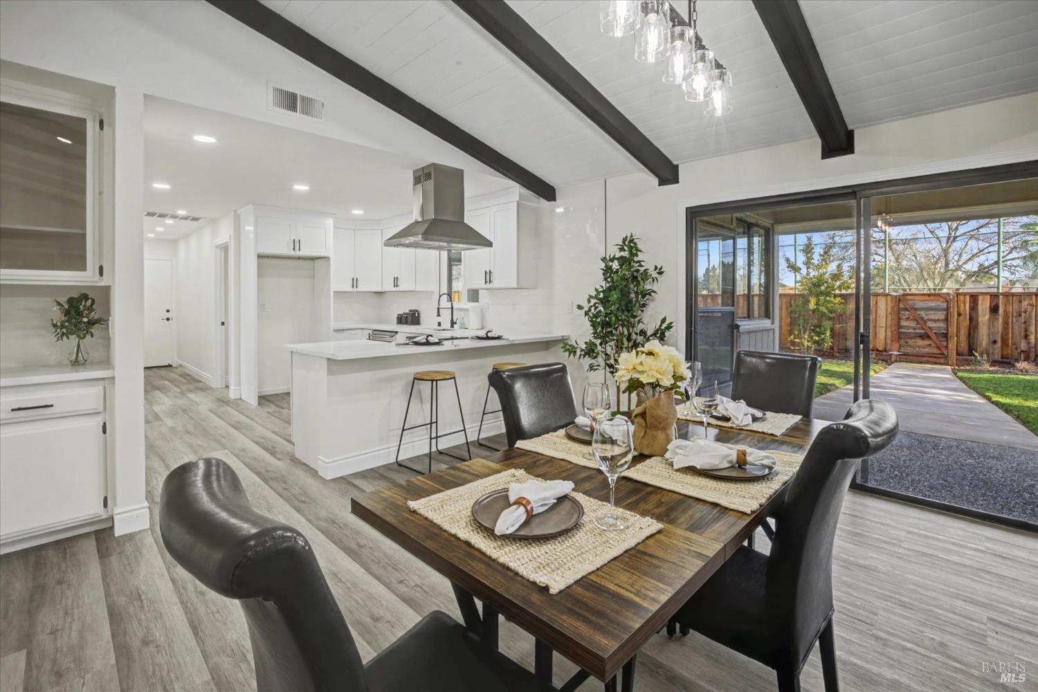 Detail Gallery Image 9 of 47 For 580 Yellowstone Dr, Vacaville,  CA 95687 - 3 Beds | 2/1 Baths